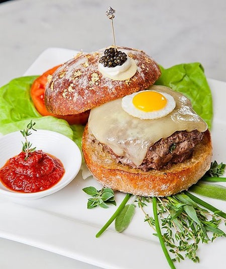 Hơn 6 triệu đồng một chiếc bánh sandwich - 1 Hơn 6 triệu đồng một chiếc bánh sandwich - 1