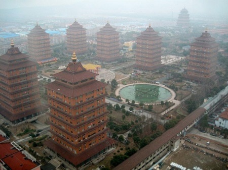 Làng giàu nhất Trung Quốc mở hãng bay riêng - 1 Một góc làng Hoa Tây nhìn từ trên cao