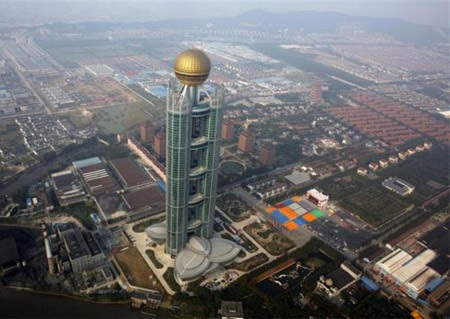 Làng giàu nhất Trung Quốc mở hãng bay riêng - 3 Khách sạn Quốc tế Long Tây, điểm nhấn nổi bật của làng Hoa Tây.