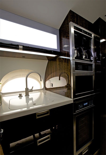 Phòng vệ sinh rộng rãi và tiện nghi hơn hầu hết các loại máy bay khác.