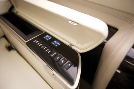 Tay vịn ghế kích thước lớn có nhiều nút điều khiển khác nhau.