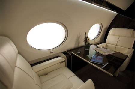 Những chiếc cửa sổ này chạy dọc khoang hành khách, cho phép ánh sáng tự nhiên chiếu vào cả ngày.