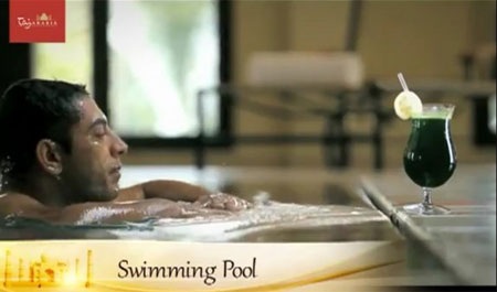 và cả bể bơi…