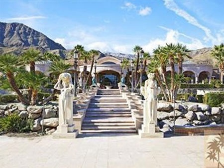 Vào năm 2010, ông Ellison chi 10,5 triệu USD để mua một biệt thự ở Newport, Rhode Island.