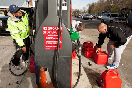 Dân Mỹ “đổi tình lấy xăng” sau siêu bão Sandy - 1 Một trạm bơm xăng ở Bloomfield, New Jersey, Mỹ - Ảnh: Bloomberg.