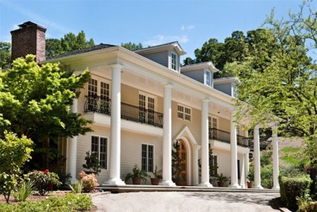 Vào năm 2010, ông Ellison chi 10,5 triệu USD để mua một biệt thự ở Newport, Rhode Island.