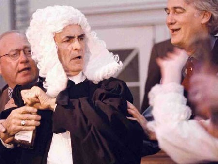 Vào năm 2000, Wal-Mart bị kiện 4.851 lần, trung bình 2 tiếng lại bị kiện một lần.