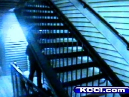 Nhân viên đồ ăn nhanh “thượng” giày lên đồ ăn