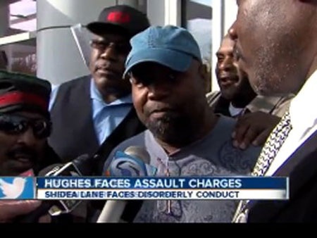 Nhân viên đồ ăn nhanh “thượng” giày lên đồ ăn