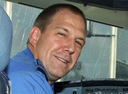 Nhân viên đồ ăn nhanh “thượng” giày lên đồ ăn