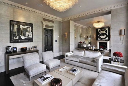 Mặt sàn của ngôi nhà được lát bằng đá vôi màu trắng.