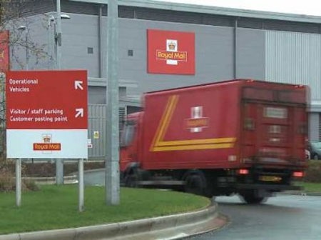 Nhân viên đồ ăn nhanh “thượng” giày lên đồ ăn