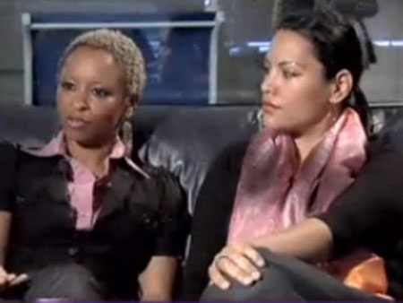 Nhân viên đồ ăn nhanh “thượng” giày lên đồ ăn