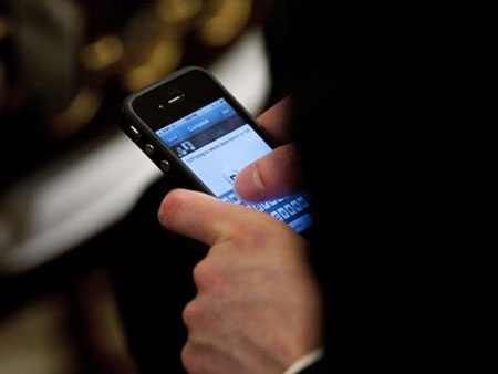 Nhân viên đồ ăn nhanh “thượng” giày lên đồ ăn