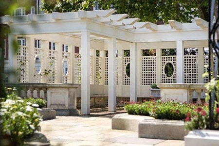 Khu vườn của dinh thự là một nơi hoàn hảo để tổ chức các bữa tiệc.