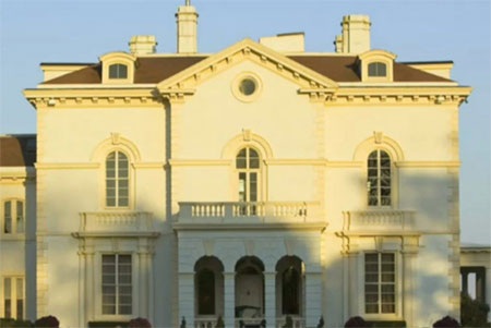 Vào năm 2010, ông Ellison chi 10,5 triệu USD để mua một biệt thự ở Newport, Rhode Island.