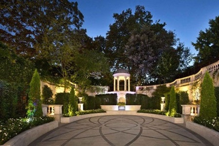 Khu vườn của dinh thự là một nơi hoàn hảo để tổ chức các bữa tiệc.