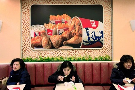Trong một nhà hàng gà rán KFC ở Trung Quốc - Ảnh: Reuters