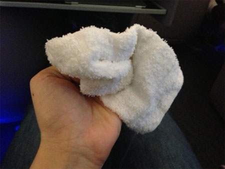 Sau khi máy bay cất cánh, hành khách được mời dùng khăn ấm.