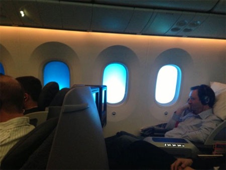 Sau khi máy bay cất cánh, hành khách được mời dùng khăn ấm.