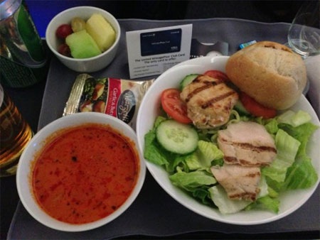 Đây là bữa trưa trên Dreamliner 787. Khách có thể uống rượu vang miễn phí không giới hạn.