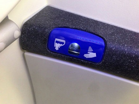 Khu vệ sinh hoàn toàn tự động.