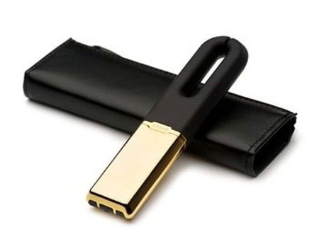 Một trong những thứ “đồ chơi” độc đáo của năm là khẩu súng AK 47 Versace mạ vàng này.