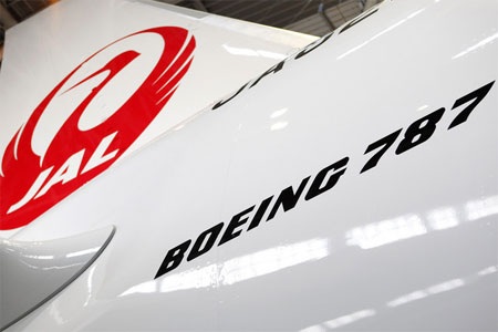 Siêu máy bay Boeing 787 Dreamliner bất ngờ “phát hỏa” - 1 Hãng tin tài chính