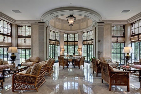 Phòng đón nắng này có cửa sổ chạy thẳng từ sàn lên tới trần nhà và nền nhà lát đá marble.