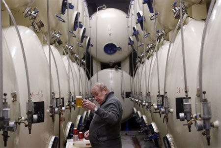 Bia là thứ luôn chảy tràn trề trong các nhà hàng ở Czech - Ảnh: Petr David Josek/Associated Press.