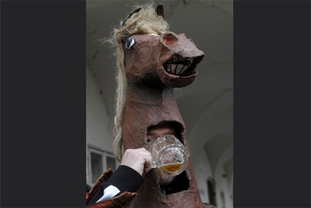 Bia là thứ luôn chảy tràn trề trong các nhà hàng ở Czech - Ảnh: Petr David Josek/Associated Press.