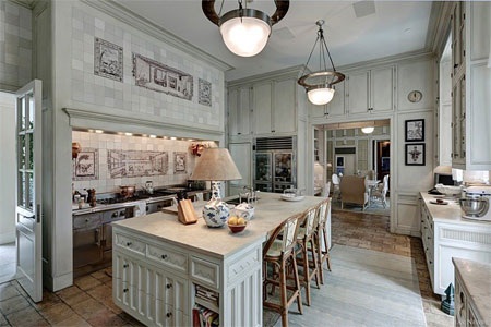 Phòng bếp đầy tiện nghi.