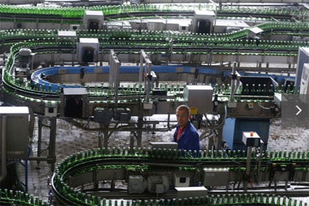 Bia là thứ luôn chảy tràn trề trong các nhà hàng ở Czech - Ảnh: Petr David Josek/Associated Press.