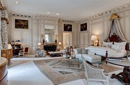 Một trong nhiều phòng ngủ của dinh thự được trang trí bởi các bức vẽ nghệ thuật.