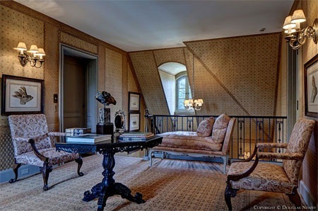 Căn phòng góc này là một nơi hoàn hảo để ngồi đọc sách trong một ngày mưa.