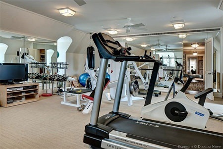 Dinh thự cũng có một phòng tập thể thao được trang bị đầy đủ, hiện đại.