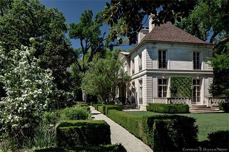 Một nhà khách hai tầng trên diện tích 585 m2, lớn hơn nhà ở chính của hầu hết người Mỹ.