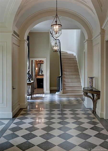 Nội thất của nhà khách cũng không kém cạnh gì nhà chính.