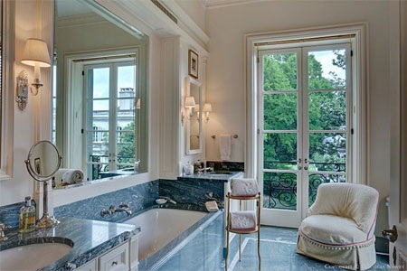 Đây là một phòng tắm sang trọng trong nhà khách.