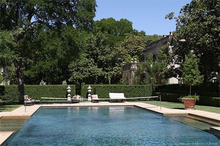 Đây là bể bơi rộng lớn của dinh thự.