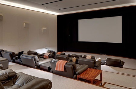 Bên trong căn nhà bể bơi có một phòng chiếu phim.