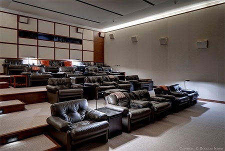 Những chiếc ghế tiện nghi bên trong phòng chiếu phim.