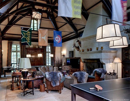 Toàn bộ nhà bể bơi rộng 670 m2.