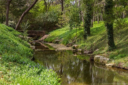 Dinh thự Crespi/Hicks Estate có một con suối riêng với nhiều cây cầu gạch bắc ngang qua.