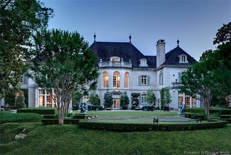 Một lần nữa ngắm lại mặt ngoài của ngôi nhà.