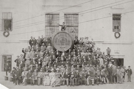 Bia là thứ luôn chảy tràn trề trong các nhà hàng ở Czech - Ảnh: Petr David Josek/Associated Press.