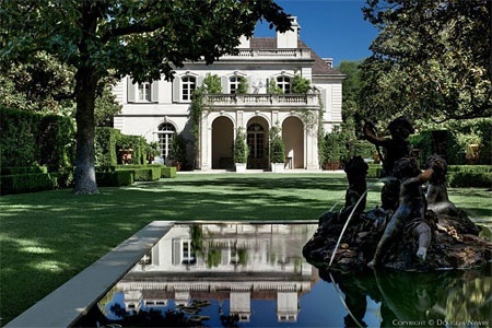 Đây là hình ảnh mặt trước của dinh thự.