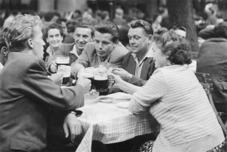 Bia là thứ luôn chảy tràn trề trong các nhà hàng ở Czech - Ảnh: Petr David Josek/Associated Press.