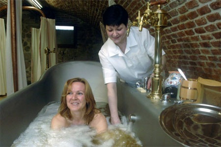 Bia là thứ luôn chảy tràn trề trong các nhà hàng ở Czech - Ảnh: Petr David Josek/Associated Press.