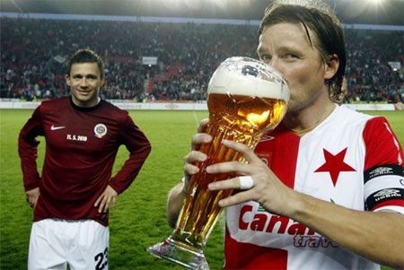 Bia là thứ luôn chảy tràn trề trong các nhà hàng ở Czech - Ảnh: Petr David Josek/Associated Press.